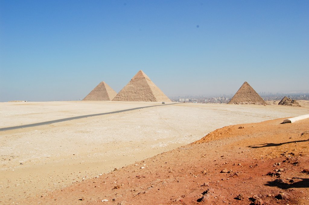 Pyramids of Giza 01